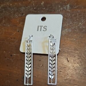 !ITS  Silver Tone Dangle Earrings Arrow Column Shape NWT Boho